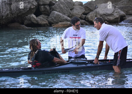 Gibilterra. Il 16 agosto, 2015. Sabato 15 Agosto 2015 due rematori di Gibilterra insieme fuori da Tangeri per la pala a Gibilterra in aiuto di carità. Norman e Michael, ex un vogatore disabili, arrivati in Catalan Bay nel lato est di Gibilterra dopo aver attraversato il commerciale occupato itinerario di spedizione dello Stretto di Gibilterra, quindi attraversando la baia di Gibilterra prima di imbottitura lungo la costa per uno di Gibilterra le principali spiagge. I Due canoisti sono stati canottaggio in aiuto delle case di Cheshire progetto che aiuta i bambini a Tangeri. Credito: Stephen Ignacio/Alamy Live News Foto Stock