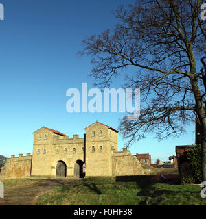 La ricostruzione della porta del Arbeia Roman Fort e Museo a South Shields, Inghilterra. Foto Stock