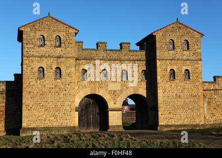 La ricostruzione della porta del Arbeia Roman Fort e Museo a South Shields, Inghilterra. Foto Stock