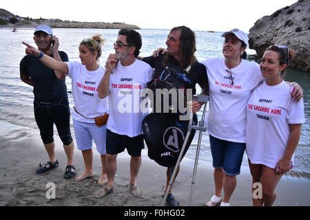 Gibilterra. Il 16 agosto, 2015. Sabato 15 Agosto 2015 due rematori di Gibilterra insieme fuori da Tangeri per la pala a Gibilterra in aiuto di carità. Norman e Michael, ex un vogatore disabili, arrivati in Catalan Bay nel lato est di Gibilterra dopo aver attraversato il commerciale occupato itinerario di spedizione dello Stretto di Gibilterra, quindi attraversando la baia di Gibilterra prima di imbottitura lungo la costa per uno di Gibilterra le principali spiagge. I Due canoisti sono stati canottaggio in aiuto delle case di Cheshire progetto che aiuta i bambini a Tangeri. Credito: Stephen Ignacio/Alamy Live News Foto Stock