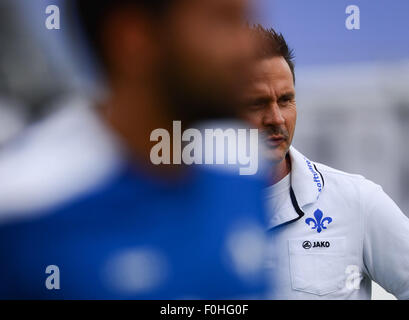 Darmstadt, Germania. Il 15 agosto, 2015. Darmstadt coach Dirk Schuster guarda il suo team warm-up per la Bundesliga tedesca partita di calcio tra SV Darmstadt 98 e Hannover 96 a Merck-Stadion a Darmstadt, Germania, 15 agosto 2015. Foto: ROLAND HOLSCHNEIDER/dpa/Alamy Live News Foto Stock