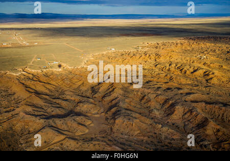 Vista aerea di mesa a est di Belen, Nuovo Messico, che mostra gli effetti di errosion. Foto Stock