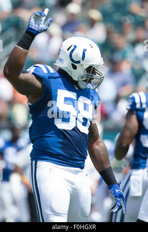 Philadelphia, Pennsylvania, USA. 16 Ago, 2015. Indianapolis Colts linebacker Trent Cole (58) reagisce alla folla durante il gioco di NFL tra gli Indianapolis Colts e Philadelphia Eagles al Lincoln Financial Field di Philadelphia, Pennsylvania. Christopher Szagola/CSM/Alamy Live News Foto Stock