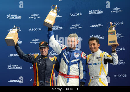 I piloti vincenti. Il quinto round della Red Bull Air Race Series ha avuto luogo intorno a un circuito all'interno dell'arena Ascot Racecourse Foto Stock