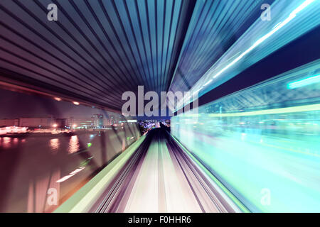 Tokyo guida automatizzata-via treno (Yurikamome) di notte Foto Stock