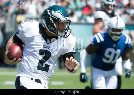 Philadelphia, Pennsylvania, USA. 16 Ago, 2015. Philadelphia Eagles quarterback Matt Barkley (2) corre con la palla durante il gioco di NFL tra gli Indianapolis Colts e Philadelphia Eagles al Lincoln Financial Field di Philadelphia, Pennsylvania. Christopher Szagola/CSM/Alamy Live News Foto Stock