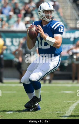 Philadelphia, Pennsylvania, USA. 16 Ago, 2015. Indianapolis Colts quarterback Andrea Fortuna (12) in azione durante il gioco di NFL tra gli Indianapolis Colts e Philadelphia Eagles al Lincoln Financial Field di Philadelphia, Pennsylvania. Christopher Szagola/CSM/Alamy Live News Foto Stock