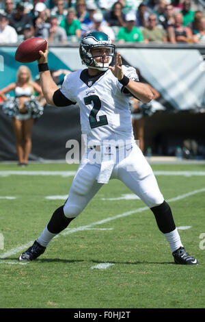 Philadelphia, Pennsylvania, USA. 16 Ago, 2015. Philadelphia Eagles quarterback Matt Barkley (2) lancia la palla durante il gioco di NFL tra gli Indianapolis Colts e Philadelphia Eagles al Lincoln Financial Field di Philadelphia, Pennsylvania. Christopher Szagola/CSM/Alamy Live News Foto Stock