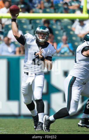 Philadelphia, Pennsylvania, USA. 16 Ago, 2015. Philadelphia Eagles quarterback Matt Barkley (2) lancia la palla durante il gioco di NFL tra gli Indianapolis Colts e Philadelphia Eagles al Lincoln Financial Field di Philadelphia, Pennsylvania. Christopher Szagola/CSM/Alamy Live News Foto Stock