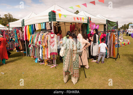 Asian abbigliamento femminile in stallo, Cannon Hill Park, Birmingham REGNO UNITO Foto Stock