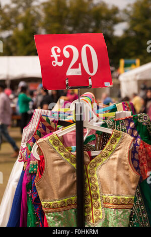 Asian indiano o il Pakistan gli abiti femminili su una rastrelliera per la vendita in un evento esterno, Birmingham REGNO UNITO Foto Stock