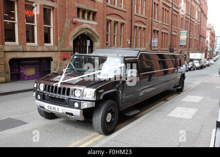 Hummer limousine come un auto nozze Manchester Inghilterra England Regno Unito Foto Stock