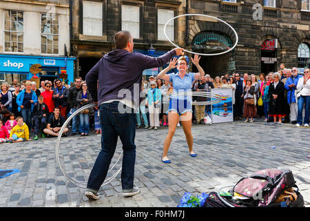 Acrobat denominata 'Maples' esecuzione con rollbar hoola nella Royal Miler, Edimburgo al Fringe Festival, Scotland, Regno Unito Foto Stock