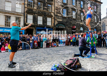 Acrobat denominata 'Maples' eseguendo con hula hoops in The Royal Mile di Edimburgo al Fringe Festival Scozia, Regno Unito con il Foto Stock