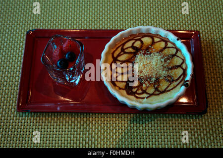 Creme brulee servita in Tuscan Grill a bordo di Celebrity Silhouette. Foto Stock