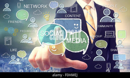 Imprenditore puntando al social media testi e cartoon Foto Stock