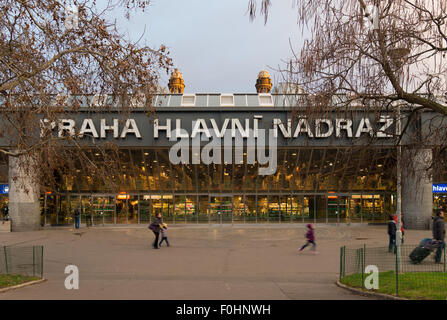 Esterno della Praga stazione ferroviaria. La stazione si trova nel quartiere di Vinohrady, è un int Foto Stock