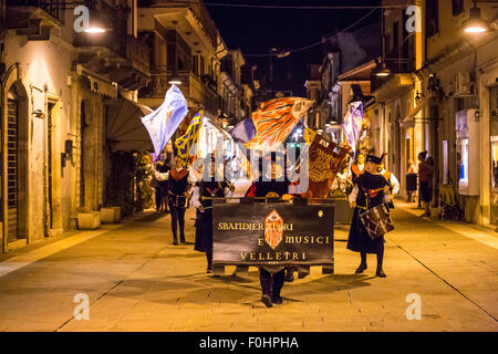 "Zurlo della Bandiera' un tradizionale sbandieratori di concorrenza Foto Stock