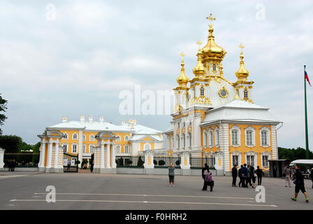 La Chiesa dei Santi Pietro e Paolo, che si trova nel Grand Palace a Peterhof, nei pressi di San Pietroburgo, Russia Foto Stock