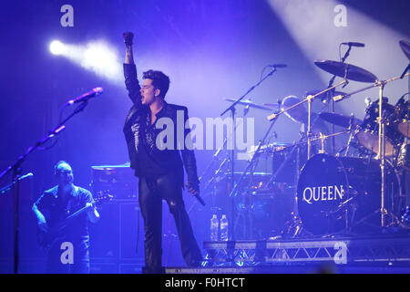 Kiev, Ucraina - 30 giugno 2012: Queen con Adam Lambert eseguire sul palco durante la carità anti-AIDS concerto presso la Piazza indipendenza il 30 giugno 2012 a Kiev, Ucraina Foto Stock