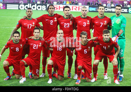 LVIV, Ucraina - 9 giugno 2012: Portogallo nazionale di calcio posa per una foto di gruppo prima di UEFA EURO 2012 partita contro la Repubblica federale di Germania il 9 giugno 2012 a Lviv, Ucraina Foto Stock