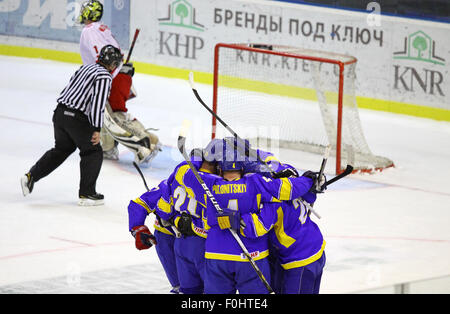 Kiev, Ucraina - 11 novembre 2012: Ucraino giocatori festeggiare dopo aver segnato contro la Polonia durante il loro hockey su ghiaccio di pre-qualificazione olimpica gioco su Novembre 11, 2012 a Kiev, Ucraina Foto Stock