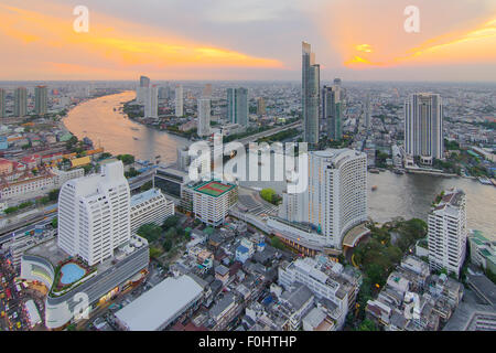 Paesaggio urbano di Bangkok dall'alto con vista fiume Foto Stock