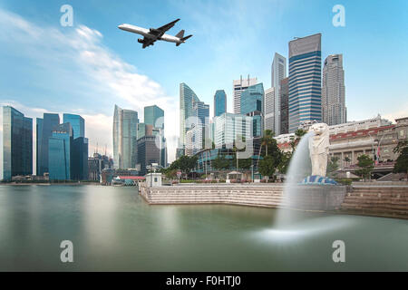 Viaggi, concetto di trasporto - aereo volando sopra la città di Singapore in mattina tempo Foto Stock