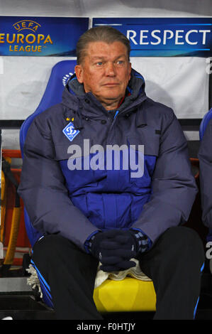 Kiev, Ucraina - 14 febbraio 2013: FC Dynamo Kyiv manager il sistema di aiuto online di anestesia OLEH Blokhin guarda durante UEFA Europa League contro FC Girondins de Bordeaux il 14 febbraio 2013 a Kiev, Ucraina Foto Stock