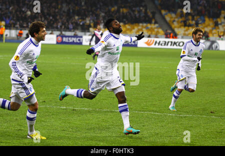 Kiev, Ucraina - 14 febbraio 2013: FC Dynamo Kyiv giocatori festeggiare dopo Lukman Haruna (C) segnando contro FC Girondins de Bordeaux durante il loro UEFA Europa League su Febbraio 14, 2013 a Kiev, Ucraina Foto Stock