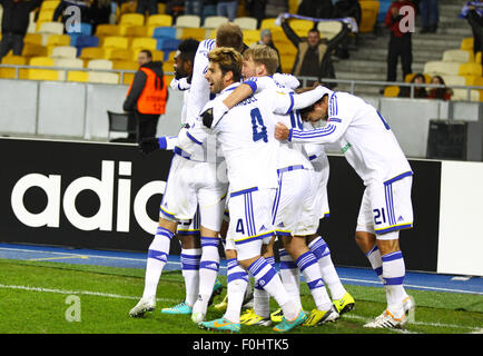 Kiev, Ucraina - 14 febbraio 2013: FC Dynamo Kyiv giocatori festeggiare dopo aver segnato contro FC Girondins de Bordeaux durante il loro UEFA Europa League su Febbraio 14, 2013 a Kiev, Ucraina Foto Stock