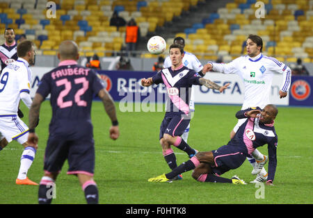 Kiev, Ucraina - 14 febbraio 2013: FC Dynamo Kyiv giocatori (in bianco) lotta per la sfera con FC Girondins de Bordeaux i giocatori durante la loro UEFA Europa League su Febbraio 14, 2013 a Kiev, Ucraina Foto Stock