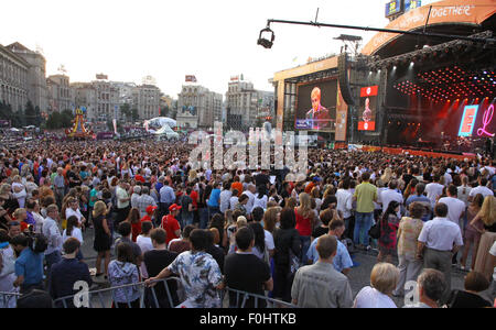 Kiev, Ucraina - 30 giugno 2012: persone guardano su Sir Elton John esegue sul palco durante la carità anti-AIDS concerto presso la Piazza indipendenza il 30 giugno 2012 a Kiev, Ucraina Foto Stock