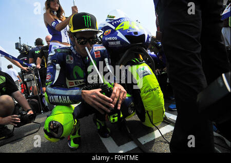 Brno, Repubblica Ceca. Il 16 agosto, 2015. Repubblica ceca MotoGP. Gran Premio Bwin Valentino Rossi (Yamaha Movistar) attende sulla griglia di partenza della gara per avviare il credito: Azione Plus immagini di sport/Alamy Live News Foto Stock