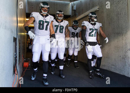 Philadelphia, Pennsylvania, USA. Il 16 agosto, 2015. Philadelphia Eagles stretto fine Brent Celek (87), estremità difensiva Travis Raciti (78) e difensiva affrontare Beau Allen (94) e libero di sicurezza Malcolm Jenkins (27) testa fuori del tunnel prima del gioco di NFL tra gli Indianapolis Colts e Philadelphia Eagles al Lincoln Financial Field di Philadelphia, Pennsylvania. Philadelphia Eagles ha vinto 36-10. Credito: Cal Sport Media/Alamy Live News Foto Stock