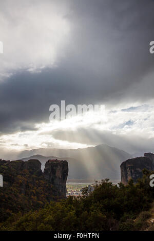 Rocce di Meteora con Kalampaka città sullo sfondo, regione di Trikala, Grecia Foto Stock