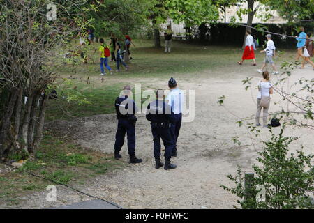 A Taizé, Francia. Il 16 agosto 2015. La gendarmeria francese guarda i pellegrini che arrivano per la preghiera. I fratelli di Taizé, insieme a migliaia di pellegrini e i leader della Chiesa da molti diversi denominazione, terrà una preghiera di ringraziamento a Dio in memoria di Frère Roger in occasione del decimo anniversario della sua morte e nell'anno del suo centesimo compleanno e il settantacinquesimo anniversario del suo arrivo a Taizé. Foto Stock