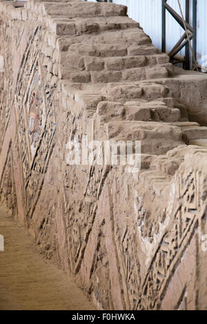 Dettagli di un antico affresco nella Huaca de la Luna in Trujillo, Perú Foto Stock