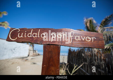 Cartello in legno post dicendo prendersi cura della spiaggia in spagnolo, Mancora, Perù 2015 Foto Stock