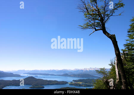 Paesaggio di Nahuel Huapi Lago di San Carlos de Bariloche durante la giornata contro un blu cielo chiaro, Argentina Foto Stock