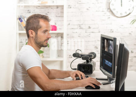 Il tecnico editor video sul computer con videocamera Foto Stock