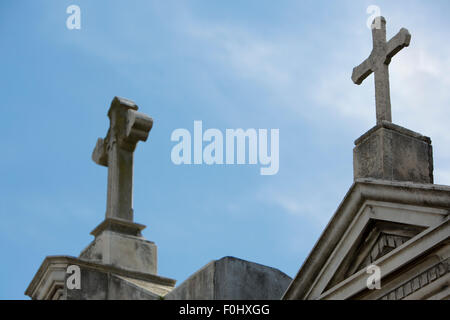 Attraversa la Recoleta Cemetery, un famoso cimitero situato nell'esclusivo quartiere di Recoleta di Buenos Aires, Argentina Foto Stock