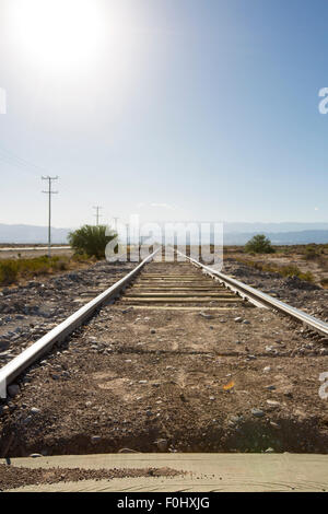 Il paesaggio di una retta treno andando verso le montagne vicino a San Juan con cielo blu chiaro. A nord di Argentina Foto Stock