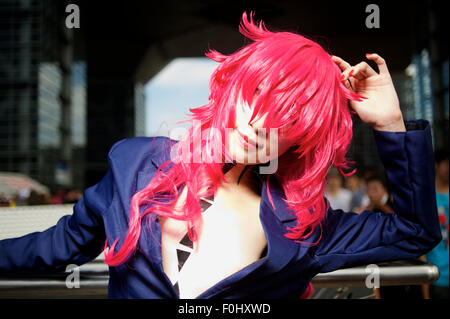 Tokyo Giappone. Il 16 agosto 2015. Un esecutore di cosplay pone per i fotografi al Comiket anime/manga evento tenutosi nel corso di 3 giorni al Big Sight centro conferenze. Credito: Peter Blake/Alamy Live News Foto Stock