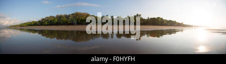Vista panoramica della spiaggia di Matapalo nelle prime ore del mattino, nessun vento arriva a disturbare l'oceano, Costa Rica 2013 Foto Stock
