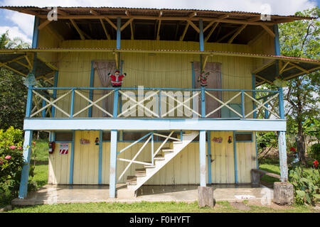 Tradizionale lavoratore palm house di Matapalo, nel sud della Costa Rica 2013 Foto Stock