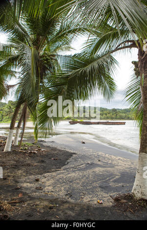 Spiaggia vuota in Puerto Viejo con tempo nuvoloso, costa caraibica, Costa Rica 2014. Foto Stock