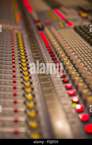 Mixer Audio Mixer Fader e manopole di notte durante un concerto dal vivo Foto Stock