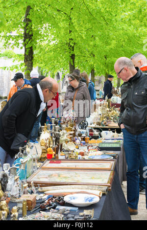 Aria aperta antiquariato fiera mercato lungo il Dijver Canal a Bruges, Belgio Foto Stock