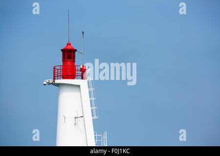 Faro di St Malo accanto all cielo blu, Bretagna Francia Foto Stock